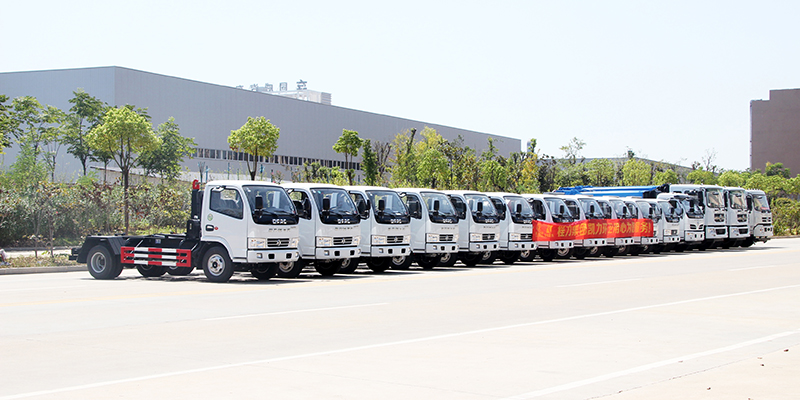 多類(lèi)垃圾車(chē)準(zhǔn)備發(fā)車(chē)